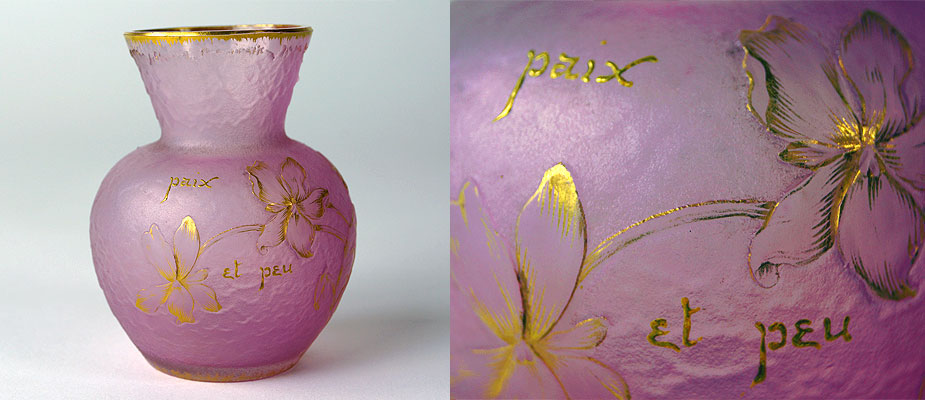 Vase Daum Nancy, Jugenstil Jugendstilvase Glas, violett gefärbter geätzter Eisgrund. Dekor: blühende Veilchen als Relief überschliffen und geschnitten, an den Rändern vergoldet. Lippenrand vergoldet und geschliffen. Aufschrift »paix et peu« in Gold, signiert »Daum Nancy« mit Lothringer Kreuz in Gold. Maße: H 8 x Durchmesser 6 cm Daum Nancy um 1893