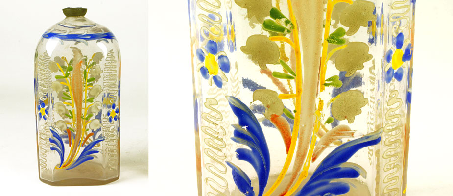 Schnapsflaschen, Süddeutsch Schnapsflasche links: rechteckig, schräge Kanten, abgerundete Schulter, Zinneinfassung mit Korkstöpsel. Emailgemalter bunter Dekor mit Maiglöckchen und Blumen. Maße: H 15 x B 7 x T 5 cm um 1750 Schnapsflasche rechts: rechteckig, schräge Kanten, abgerundete Schulter und Schraubverschluss in Zinn. Emailgemalter bunter Dekor mit Vögeln und Ornamenten. Maße: H 17 x 7 x 6,5 cm um 1750
