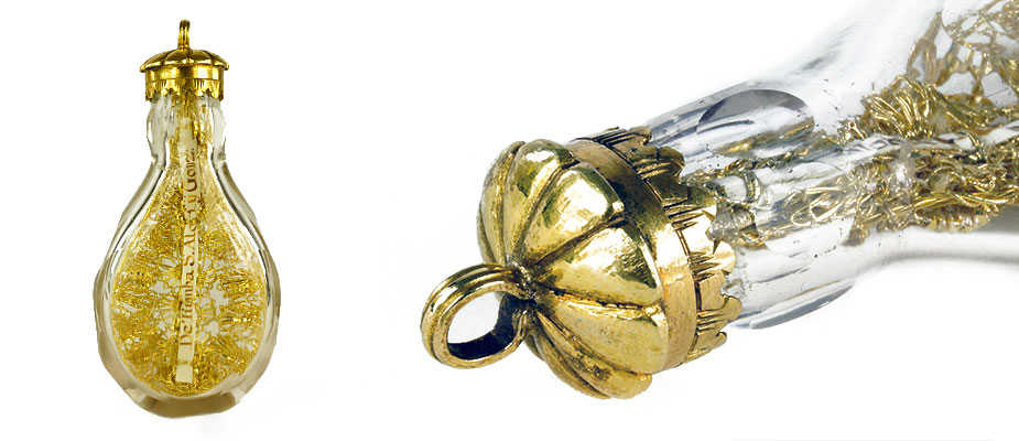 Wehenflasche Zehenflasche Gebärfläschchen, facettiertes geschliffenes Glas, Zargenverschluss in silber und feuervergoldet. Innen Reliquie und Golddrahtarbeiten. Maße: H 8,5 x B 4 x T 2 cm Süddeutsch um 1750