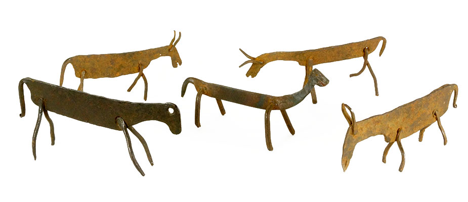 Votivtiere Eisenvotiv, Alpenraum Eisenopfertiere in Form von Stier, Kuh, Schaf und Pferd. Flacheisen mit gesteckten Hörnern und Beinen oder aus einem Stück geschmiedet. Maße: H 5 – 11 x B 16 – 21 cm Steiermark und Innregion 17./19. Jahrhundert