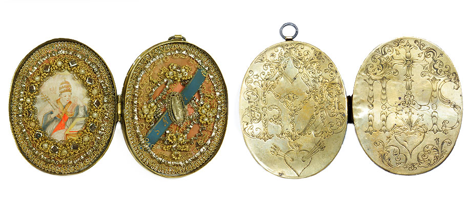Reliquienkapsel_18Jh Reliquienkapsel_18Jh Aufklappbarer Rosenkranzanhänger in Messing. Vorderseite mit IHS und Rückseite mit MARIA graviert. Innen Papstdarstellung auf Pergament und Reliquie. Maße: H 8,5 x B 6,5 x T 2 cm Bayern, Mitte 18. Jahrhundert
