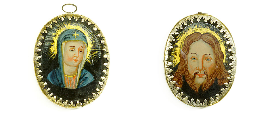Rosenkranzanhaenger_Glasbilder Rosenkranzanhänger, Süddeutsch Ovaler Anhänger mit Hinterglasbildern, Maria und Jesus. Die Glasscheiben an der Kante geschliffen. Die Zangenfassung graviert aus Messing. Maße: H 7 x B 5,5 x T 1,5 cm Bayern, 2. Hälfte 18. Jahrhundert
